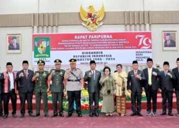 Bupati Simalungun dan Forkopimda Hadiri Rapat Paripurna DPRD, Mendengarkan Pidato Kenegaraan dalam HUT RI ke-79