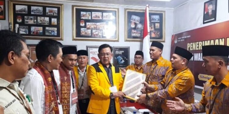 Paslon Wali Kota dan Wakil Wali Kota Robinsar Sinaga dan Mukhlis Suhada Siambaton (Romantis), Daftar ke KPU  Sibolga