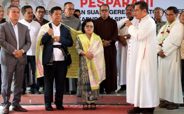 Uskup Agung Medan Berikan Pemberkatan kepada Bupati Simalungun di Pesparani Katolik Daerah Simalungun