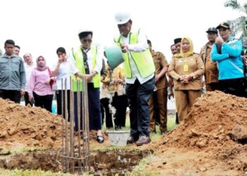 Bupati Simalungun Letakkan Batu Pertama Pembangunan Ruang Kelas Baru di SMP Negeri 1 Gunung Maligas