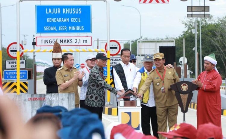 Presiden RI  Jokowi Resmikan Ruas Jalan Tol Trans Sumatera Bernuansa Tradisi di Simalungun: Dorong Pertumbuhan Ekonomi dan Pariwisata di Danau Toa