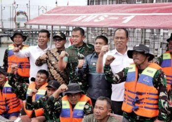 Pemkab Simalungun Terima Hibah Kapal Ponton dari KASAD TNI AD untuk Bersihkan Danau Toba