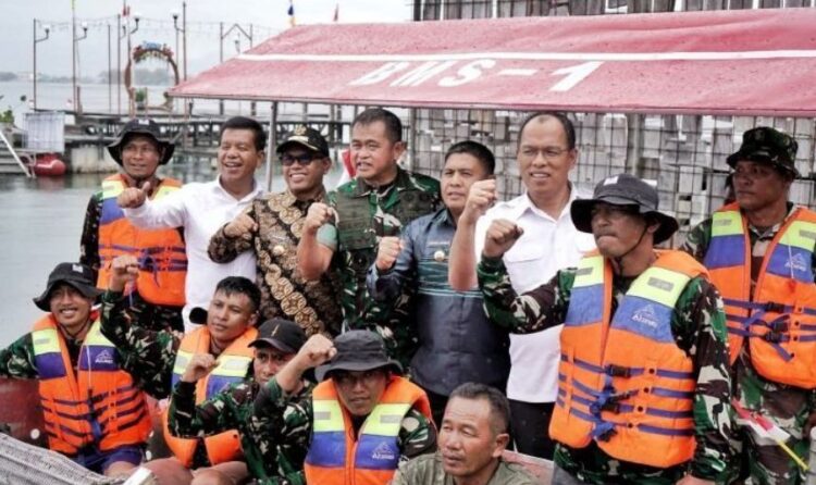 Pemkab Simalungun Terima Hibah Kapal Ponton dari KASAD TNI AD untuk Bersihkan Danau Toba