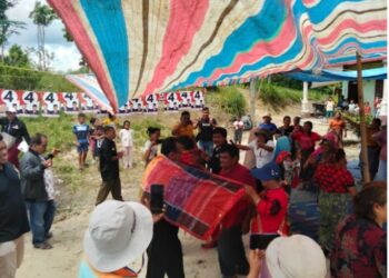 Paslon Bupati Dairi Nomor Urut 4 Rimso Sinaga-Barita Sihite Blusukan ke Desa Tanjung Beringin, Dapat Sambutan Hangat Warga