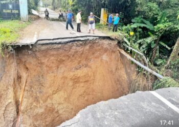 Pemkab Simalungun Tinjau Jalan Putus Penghubung Kecamatan Tanah Jawa dan Kecamatan Hatonduhan