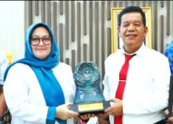 Hari Pertama Masuk Kerja Setelah Cuti Sebagai Cabup, Bupati Simalungun Terima Penghargaan Paritrana Award 2024 dari BPJS Ketenagakerjaan