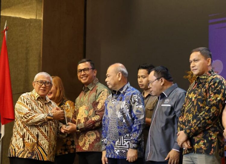 Pjs Bupati Toba Dr. Agustinus Panjaitan Raih Penghargaan “Sahabat Pers Award 2024”