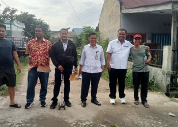 Anggota DPRD Medan Binsar Simarmata Dampingi Petugas PAM Tirtanadi Lakukan Survey dan Pengukuran Instalasi di Perumahan Griya Kencana