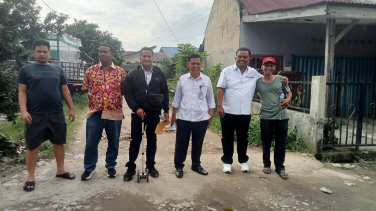 Anggota DPRD Medan Binsar Simarmata Dampingi Petugas PAM Tirtanadi Lakukan Survey dan Pengukuran Instalasi di Perumahan Griya Kencana