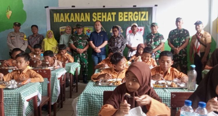  Kodam I/Bukit Barisan Salurkan 350 Paket Makan Sehat Bergizi untuk Siswa SDN 101950 Perbaungan