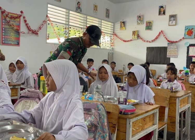 Kodam I/BB Gelar Program Makan Sehat Bergizi untuk 370 Siswa di SD Kartika, Dukung Kesehatan Anak