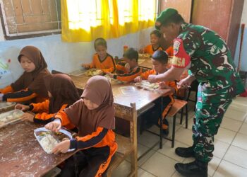 Koramil 07/Salak Gelar Program Makan Bergizi Gratis untuk Siswa SD Negeri 020417 di Desa Ulumerah