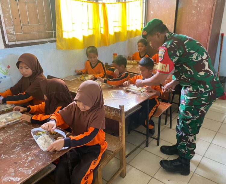 Koramil 07/Salak Gelar Program Makan Bergizi Gratis untuk Siswa SD Negeri 020417 di Desa Ulumerah
