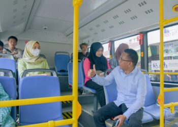 Wakil Wali Kota Medan, Zakiyuddin Harahap Naik Bus Listrik untuk Dukung Program One Day No Car ASN Medan