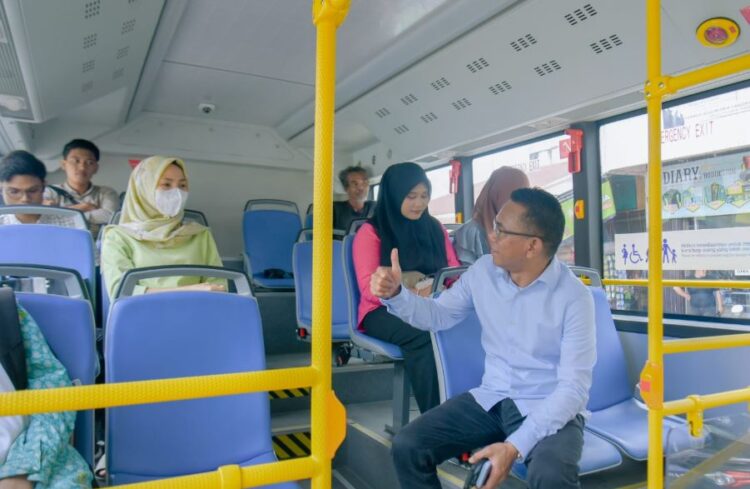 Wakil Wali Kota Medan, Zakiyuddin Harahap Naik Bus Listrik untuk Dukung Program One Day No Car ASN Medan