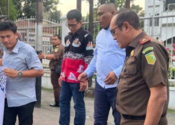 Memanfaatkan Momen Ibadah Puasa, ADHYAKSAdigital dan Komisi Kejaksaan Republik Indonesia Gelar Aksi Sosial Bagikan Takjil di Medan