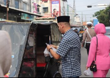 Satuan  Res Narkoba Dan Sat Binmas Polres Binjai Berbagi Takjil 