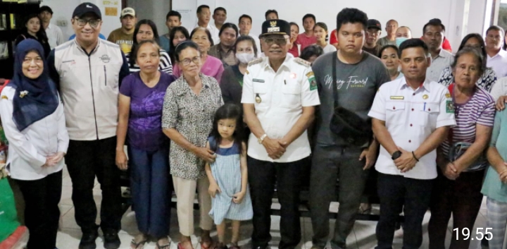 Bupati Simalungun Salurkan Bantuan Logistik dan Atensi Dari Kemensos Sentra Bahagia Medan Kepada Korban Banjir Bandang, Parapat