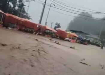 Banjir Bandang Landa Kota Wisata Parapat, Sungai Batu Gaga dan Si Mangguri Guri Meluap, Rumah Warga Tergenang Lumpur