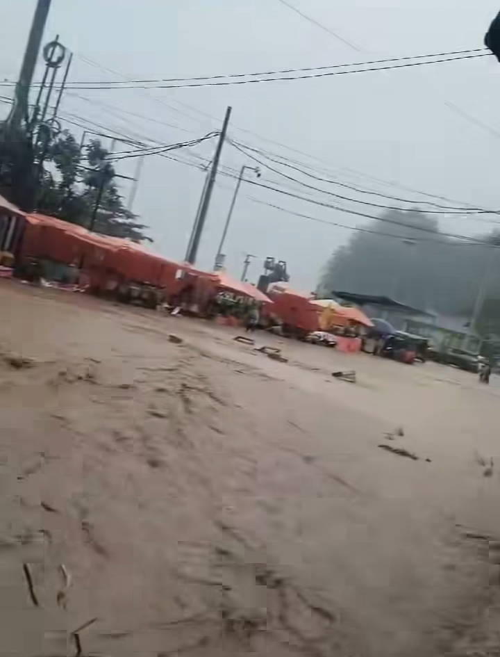 Banjir Bandang Landa Kota Wisata Parapat, Sungai Batu Gaga dan Si Mangguri Guri Meluap, Rumah Warga Tergenang Lumpur