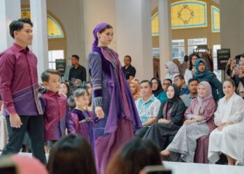 Ketua TP PKK Kota Medan Apresiasi Busana Muslim Karya Desainer Lokal dan Nasional pada Medan Raya Fashion Week 2025
