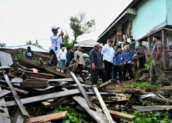 Gubernur Sumut Bobby Nasution Tinjau Korban Banjir Bandang di Padangsidimpuan, Janjikan Bantuan Perbaikan Rumah