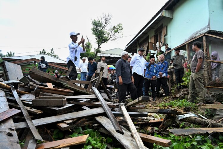 Gubernur Sumut Bobby Nasution Tinjau Korban Banjir Bandang di Padangsidimpuan, Janjikan Bantuan Perbaikan Rumah