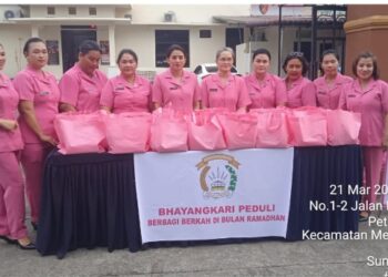 Bhayangkari Polsek Medan Baru Bagikan Takjil untuk Masyarakat Pengguna Jalan, Sukseskan Bulan Puasa Penuh Hikmat