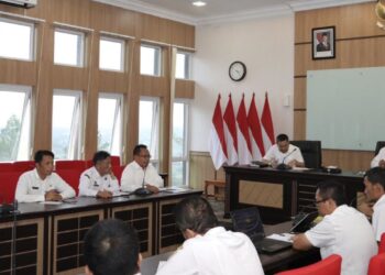 Bupati Pakpak Bharat, Franc Bernhard Tumanggor, Pimpin Rapat Perdana dengan Pimpinan OPD Pasca Pelantikan