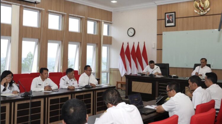Bupati Pakpak Bharat, Franc Bernhard Tumanggor, Pimpin Rapat Perdana dengan Pimpinan OPD Pasca Pelantikan