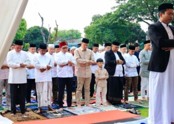 Walikota Binjai Mengikuti Shalat Idul Fitri 1446H Di Lapangan Merdeka BInjai