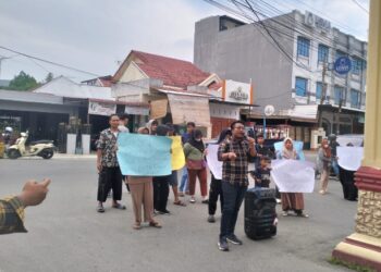 Puluhan Warga Bekulap Geruduk Polres Binjai, Tuntut Pembebasan Warga yang Diduga Salah Tangkap