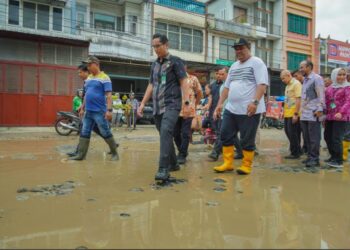 Sangat Ganggu Aktivitas Masyarakat dan Pedagang, Rico Waas Segera Perbaiki Jalan Sunggal yang Rusak Berat