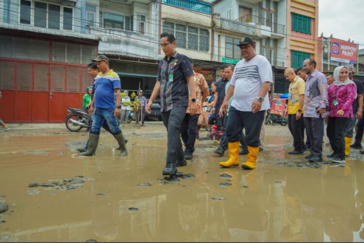 Sangat Ganggu Aktivitas Masyarakat dan Pedagang, Rico Waas Segera Perbaiki Jalan Sunggal yang Rusak Berat