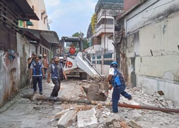 Pemko Medan Bongkar Paksa Dua Bangunan Ilegal di Atas Drainase Jalan Bayam