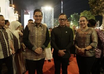 Kenakan Songket Medan, Rico Waas dan Ketua TP PKK Tampil Kompak di Gala Dinner Munas VII APEKSI Surabaya