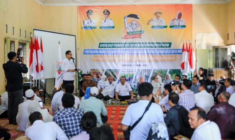 Jalankan Program Urban Farming, Rico Waas Serahkan Mandat kepada Koordinator Kecamatan Tani Merdeka Indonesia