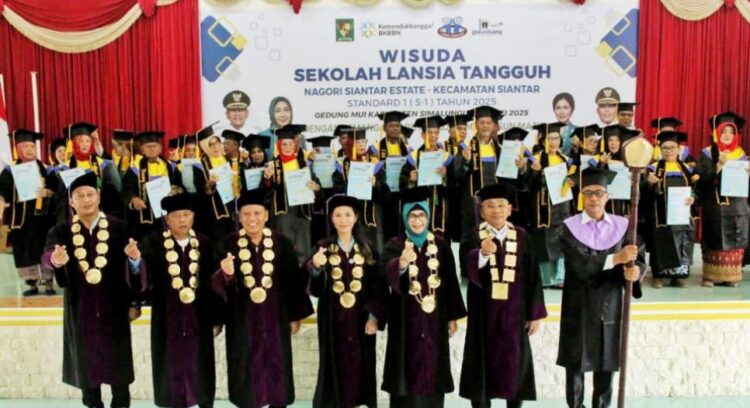 Bupati Simalungun Wisuda 38 Peserta Sekolah Lansia Tangguh: Wujudkan Lansia Sehat, Mandiri, dan Bermartabat