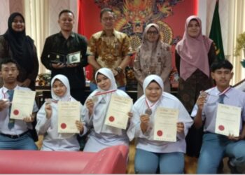 Ketua DPRD Medan Apresiasi Prestasi 7 Pelajar SMA Al Ulum Terpadu Raih Medali Perak di WYIE 2025 Malaysia