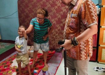 Hari Lahir Pancasila, Ketua DPRD Medan Wong Chun Sen Bagi Susu dan Vitamin Gratis untuk Balita Stunting