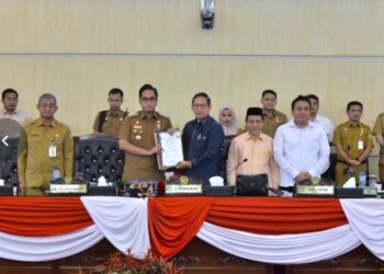Ketua DPRD Kota Medan Serahkan Pemandangan Umum Fraksi atas Ranperda APBD 2026 kepada Wali Kota