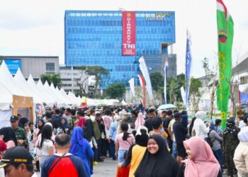 Meriahkan HUT ke-80 TNI, 100 Gerobak UMKM Bagikan Makanan Gratis di Lapangan Merdeka Medan