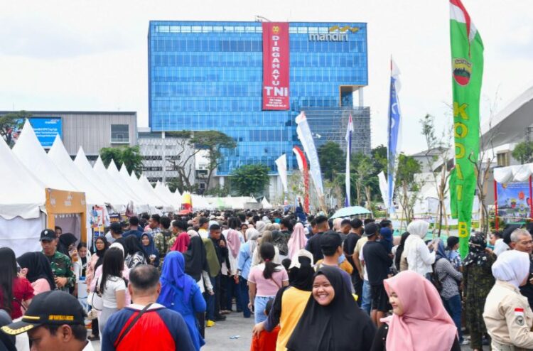 Meriahkan HUT ke-80 TNI, 100 Gerobak UMKM Bagikan Makanan Gratis di Lapangan Merdeka Medan