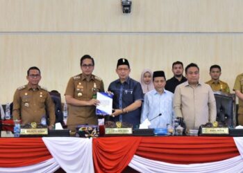 Wali Kota Medan Serahkan Kerangka Perubahan APBD 2025 kepada Ketua DPRD Kota Medan