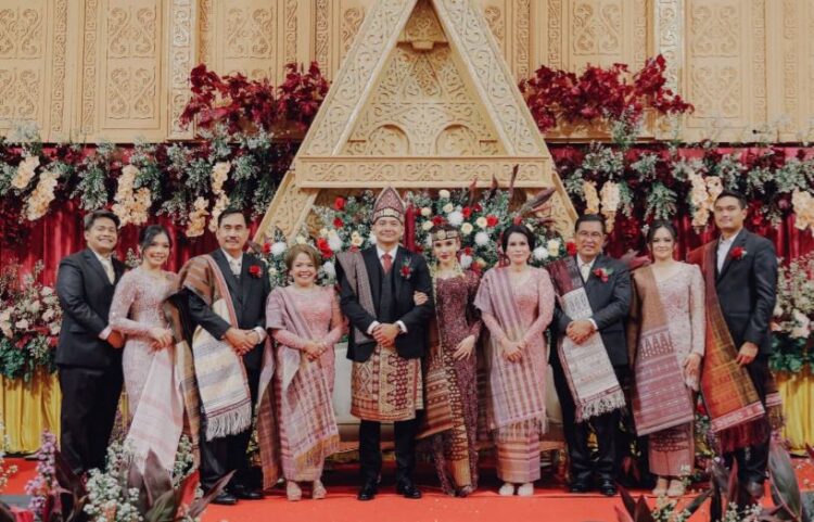 Pernikahan Adat Batak Penuh Makna, Putra Hendrik Sitompul Rayakan Cinta Rodrick & Anggita di Medan