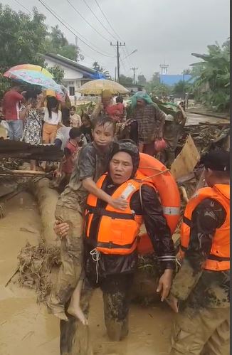 Prajurit Kodim 0212/Tapsel Evakuasi Korban Banjir dan Longsor di Tabagsel, Tujuh Warga Meninggal