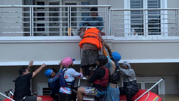 Aksi Heroik Atlet Arung Jeram PON XXI, Kevin dan Maretson Evakuasi Korban Banjir Medan dari Lantai 2