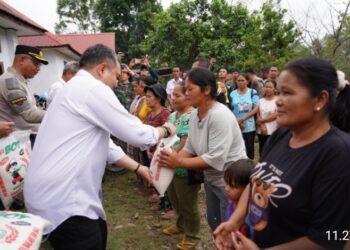 Bupati Pakpak Bharat Salurkan 7 Ton Beras Bantuan Presiden Prabowo ke Pagindar