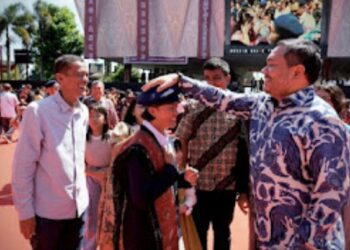 Bupati Pakpak Bharat Kukuhkan Lima Siswa Unggulan di Soposurung, Teken Kerja Sama Pendidikan Tiga Tahun