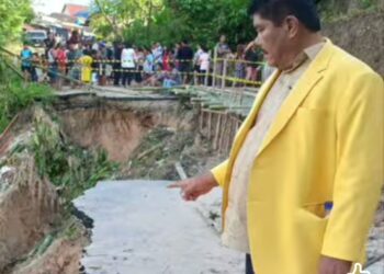 Anggota DPRD Provsu Manaek Hutasoit Tinjau Lokasi Pengungsian dan Salurkan Sembako untuk Warga Terdampak Bencana di Humbahas